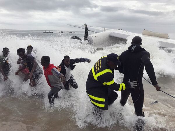 امدادگران بقایای هواپیمای باری را که در نزدیکی فرودگاه آبیجان، ساحل عاج سقوط کرده بود از دریا خارج می کنند - اسپوتنیک ایران  