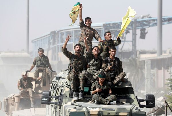 مبارزین نیروهای دموکرات سوریه پیروزی خود بر گروهک داعش را جشن می گیرند - اسپوتنیک ایران  