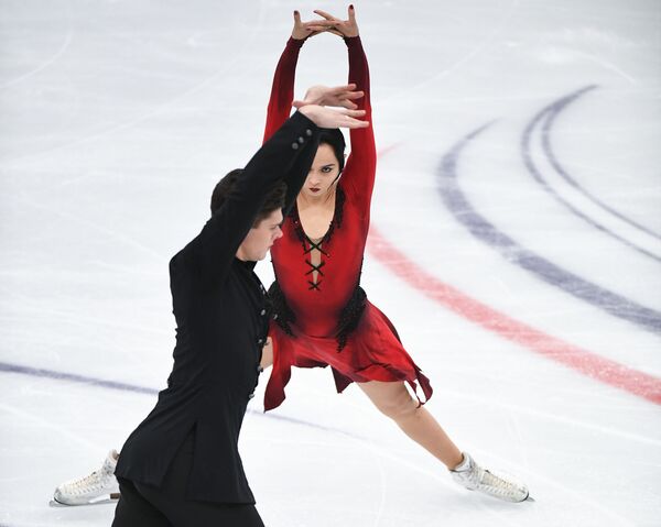 بتینا پاپوا و سرگی مازگوف در حال اجرای برنامه رقص روی یخ در اولین مرحله مسابقات جایزه بزرگ پاتیناژ در مسکو - اسپوتنیک ایران  