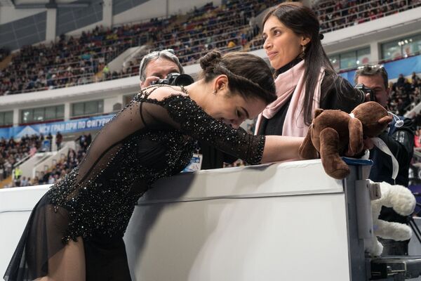 یوگنیا مدودیوا پس از اجرای برنامه بخش تک نفره زنان در  اولین مرحله مسابقات جایزه بزرگ پاتیناژ در مسکو - اسپوتنیک ایران  