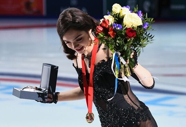 یوگنیا مدودیوا برنده مدال طلا در بخش تک نفره زنان در اولین مرحله مسابقه جایزه بزرگ پاتیناژ در مسکو - اسپوتنیک ایران  