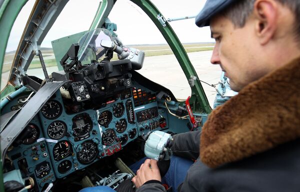 مهندس در حال آماده سازی  هواپیمای سوخو-۲۵  پیش از آغاز آموزش ویژه پرواز خلبانان در منطقه کراسنودار - اسپوتنیک ایران  