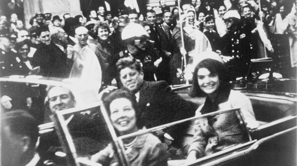 Джон Кеннеди рядом с женой Жаклин на заднем сидении президентского лимузина в день убийства в Далласе - اسپوتنیک ایران  