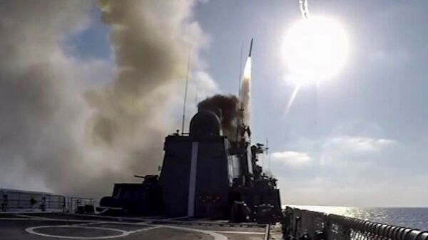 Пуски крылатых ракет Калибр с фрегата Адмирал Эссен по объектам запрещенной в РФ террористической группировки ИГИЛ в Сирии - اسپوتنیک ایران  