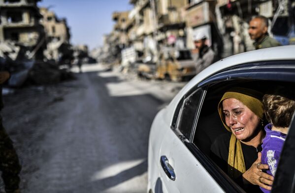 زنی پس از بازگشت به رقه سوریه - اسپوتنیک ایران  