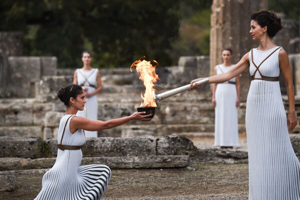 هنرپیشه کاترینا لچو در نقش سرپرست عالی رتبه در مراسم آتش زدن مشعل بازی های المپیک زمستانی در معبدهرا در المپیا - اسپوتنیک ایران  