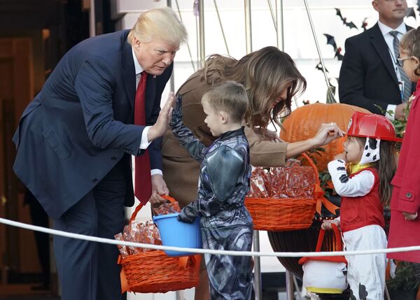 دونالد ترامپ به همراه همسرش ملانیا در جشن هالووین کاخ سفید - اسپوتنیک ایران  