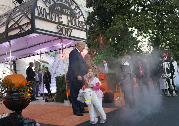 دونالد ترامپ به همراه همسرش ملانیا از کودکان در جشن هالووین پذیرایی می کنند - اسپوتنیک ایران  