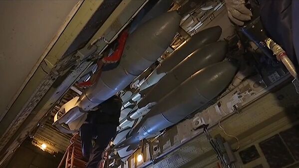 حملات هوایی بمب افکن هایTU22M3 نیروی هوایی روسیه به تاسیسات داعش در دیرالزور سوریه - اسپوتنیک ایران  