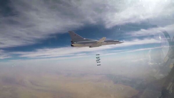 حملات هوایی بمب افکن هایTU22M3 نیروی هوایی روسیه به تاسیسات داعش در دیرالزور سوریه - اسپوتنیک ایران  