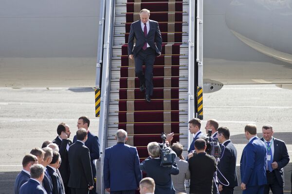 ولادیمیر پوتین رئیس جمهور روسیه در حال پیاده شدن از هواپیما در فرودگاه مهرآباد - تهران - اسپوتنیک ایران  