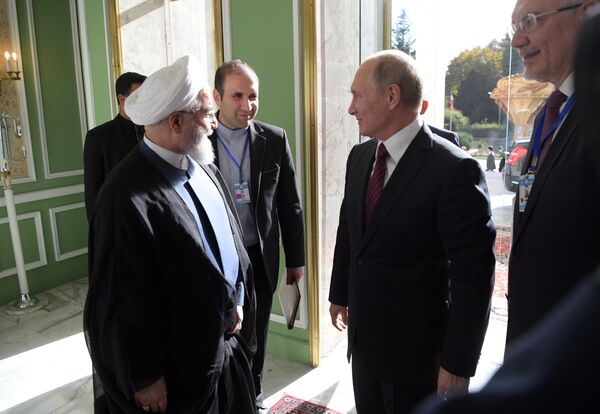 ولادیمیر پوتین رئیس جمهور روسیه و حسن روحانی رئیس جمهور ایران در جریان نشست سه جانبه در تهران - اسپوتنیک ایران  