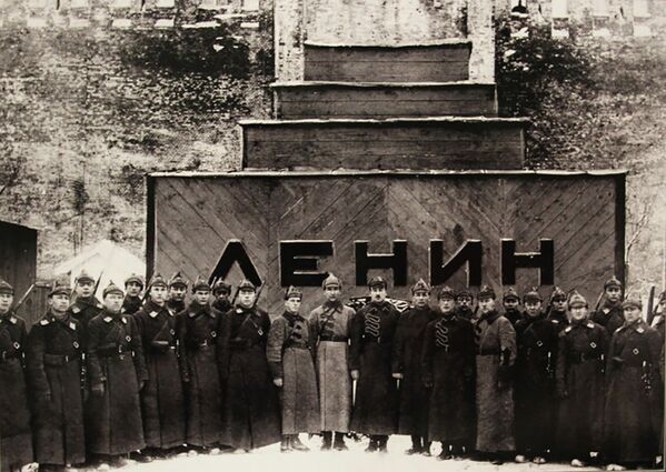 سال 1924، حضور نظامیان در کنار مقبره لنین - اسپوتنیک ایران  