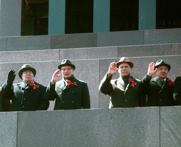 Руководители партии и правительства на трибуне Мавзолея во время парада 1 Мая 1978 года - اسپوتنیک ایران  