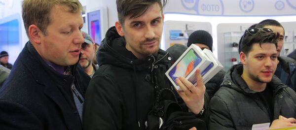 خریداران در حال خرید اولین عرضه ایفون ایکس در مرکز مسکو - اسپوتنیک ایران  