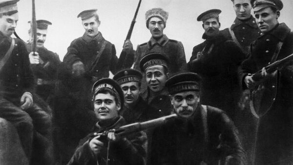 Матросы-балтийцы, участники штурма Зимнего дворца в Петрограде в октябре 1917 года - اسپوتنیک ایران  