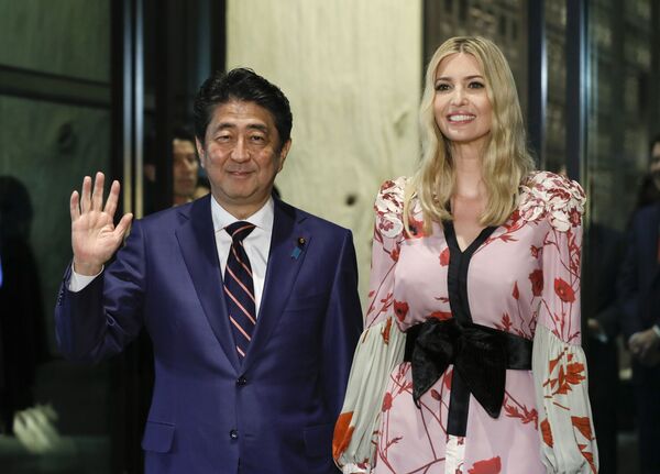 نخست وزیر ژاپن در کنار ایوانکا ترامپ دختر و مشاور رئیس جمهور آمریکا در رستوران توکیو برای صرف شام - اسپوتنیک ایران  