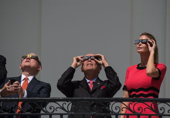 ایوانکا ترامپ مشاور رئیس جمهور آمریکا در حال تماشای خورشید گرفتگی از بالکنی در کاخ سفید - اسپوتنیک ایران  