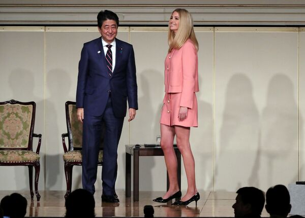 نخست وزیر ژاپن در کنار ایوانکا ترامپ مشاور و دختر رئیس جمهور آمریکا - اسپوتنیک ایران  