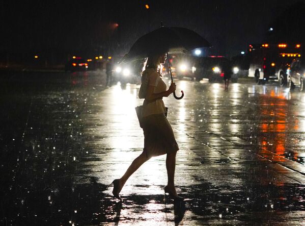 ایوانکا ترامپ، مشاور و دختر رئیس جمهور آمریکا با چتر و در زیر باران در پایگاه هوایی اندروز در ایالت مریلند - اسپوتنیک ایران  