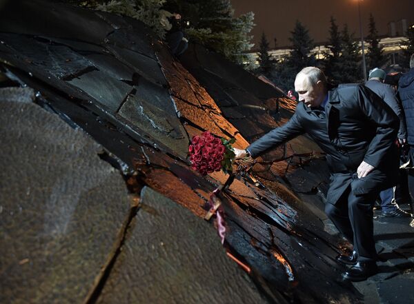 ولادیمیر پوتین در مراسم رونمایی یادبود « دیوار اندوه» در مسکو - اسپوتنیک ایران  