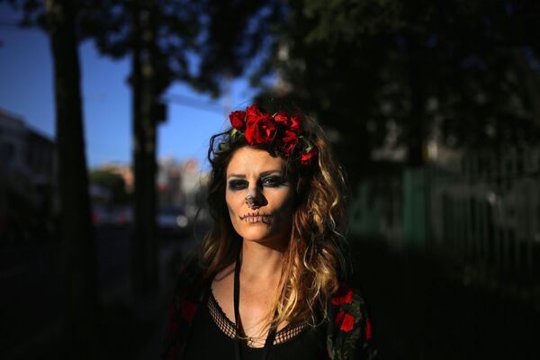 زنی با لباس و آرایش مراسم هالووین در سیدنی استرالیا - اسپوتنیک ایران  