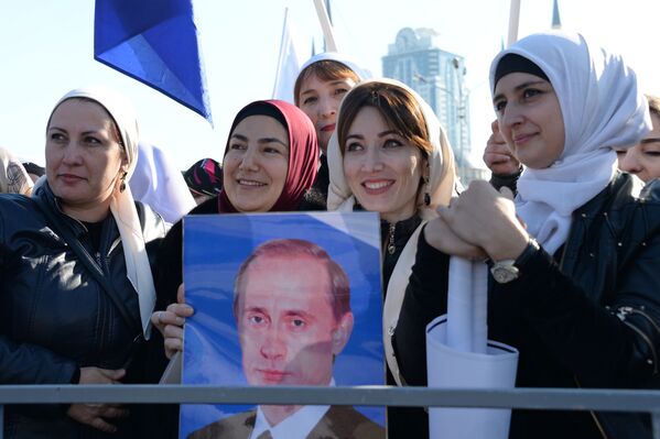 شرکت کنندگان  راهپیمایی جشن «وحدت ملی» روسیه در گروزنی - اسپوتنیک ایران  