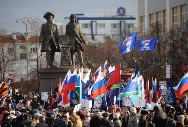 شرکت کنندگان  راهپیمایی جشن «وحدت ملی» روسیه در یکاترینبورگ - اسپوتنیک ایران  