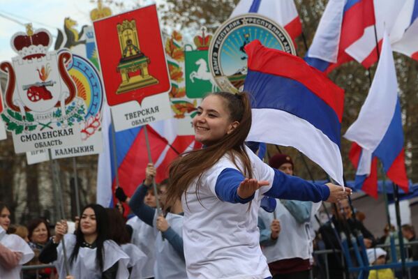شرکت کنندگان  راهپیمایی جشن «وحدت ملی» روسیه در سیمفروپل - اسپوتنیک ایران  