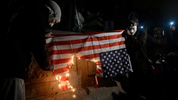 آتش زدن پرچم آمریکا در لندن - اسپوتنیک ایران  