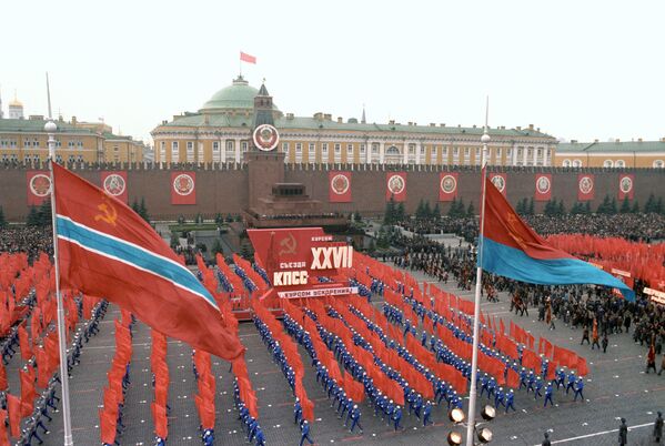 ورزشکاران در جشن 69 سالگی انقلاب اکتبر در میدان سرخ مسکو. - اسپوتنیک ایران  