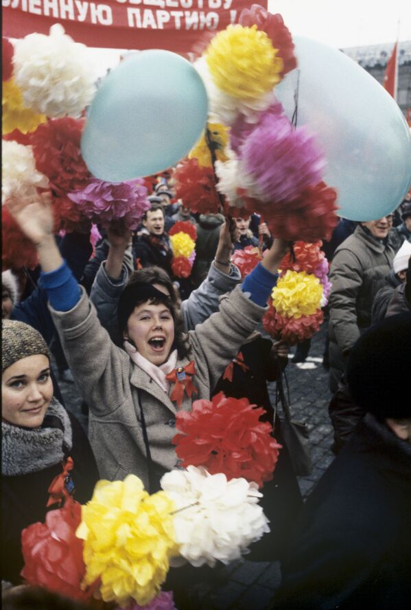 شرکت کنندگان در راه پیمایی میدان سرخ در جشن 72 سالگی انقلاب اکتبر - اسپوتنیک ایران  