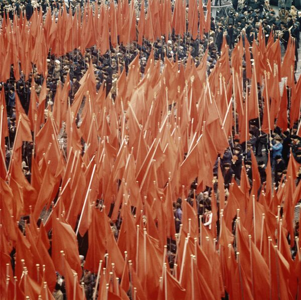 راه پیمایی کارگران در میدان سرخ به مناسبت 59 سالگی انقلاب اکتبر - اسپوتنیک ایران  