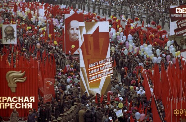 راه پیمایی کارگران در میدان سرخ به مناسبت 72 سالگی انقلاب اکتبر - اسپوتنیک ایران  