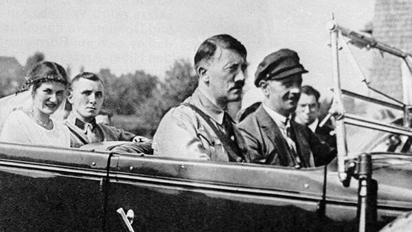 Глава Национал-социалистской партии Германии Адольф Гитлер (в центре) с соратником по партии Мартином Борманом (сзади) и его невестой - اسپوتنیک ایران  