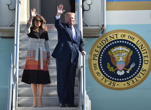 دونالد ترامپ، رئیس جمهور آمریکا به همراه ملانیا ،همسرش در ژاپن - اسپوتنیک ایران  