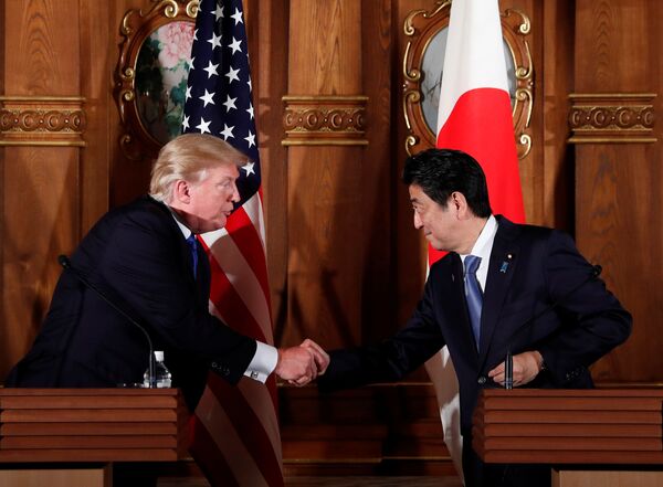 دونالد ترامپ، رئیس جمهور آمریکا و شیندزو آبه، نخست وزیر ژاپن در کنفرانس مطبوعاتی مشترک در توکیو - اسپوتنیک ایران  