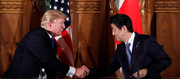 نخست وزیر ژاپن هنگام بازی گلف با ترامپ به گودال شن افتاد + فیلم نخست وزیر ژاپن هنگام بازی گلف با ترامپ به گودال شن افتاد + فیلم - اسپوتنیک ایران