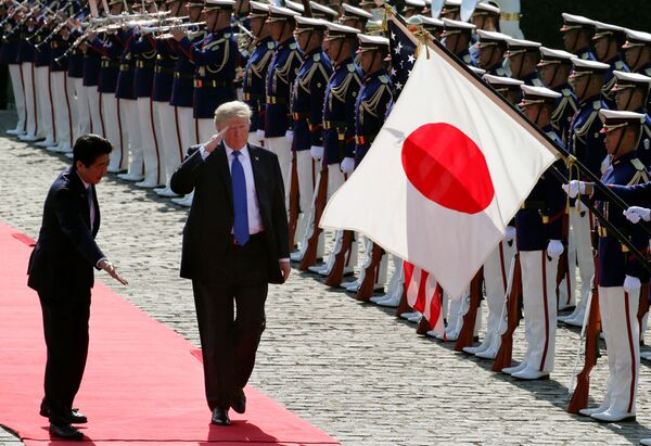 دونالد ترامپ، رئیس جمهور آمریکا و شیندزو آبه، نخست وزیر ژاپن  در توکیو - اسپوتنیک ایران  