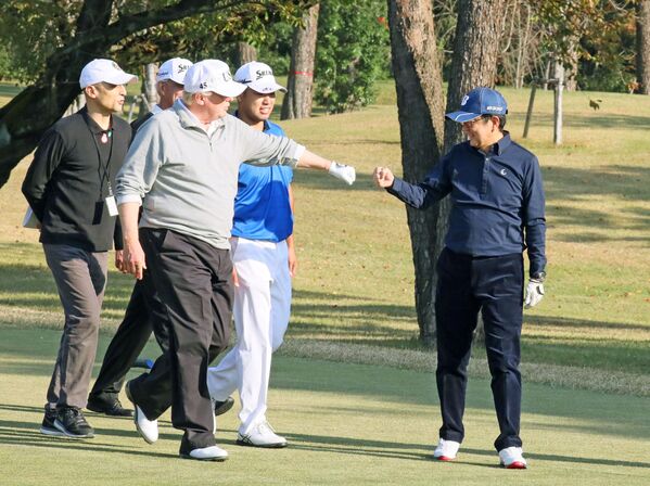 دونالد ترامپ، رئیس جمهور آمریکا و شیندزو آبه، نخست وزیر ژاپن هنگام بازی گلف در منطقه هواگو در شمال توکیو - اسپوتنیک ایران  
