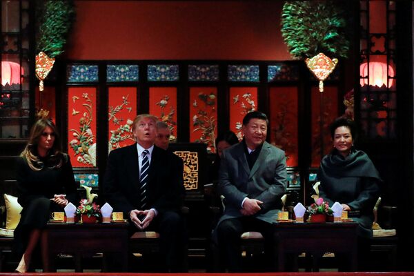 دونالد ترامپ، رئیس جمهور آمریکا و شین جینپینگ، رهبر چین به همراه همسرانشان هنگام بازدید از اپرا در شهر ممنوعه در پکن - اسپوتنیک ایران  