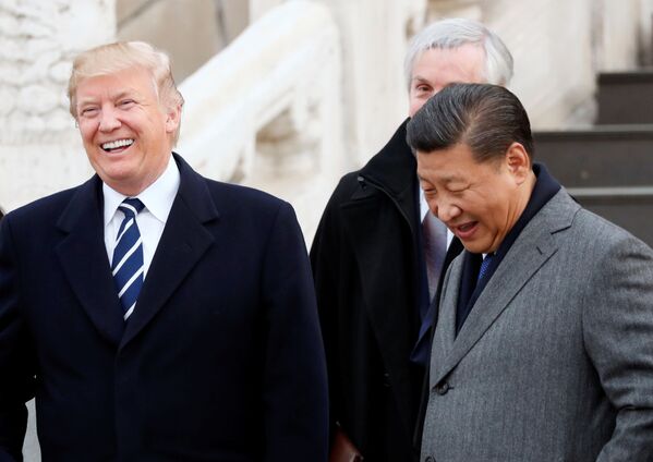 دونالد ترامپ، رئیس جمهور آمریکا و شین جینپینگ، رهبر چین در شهر ممنوعه در پکن - اسپوتنیک ایران  