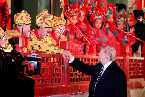 دونالد ترامپ، رئیس جمهور آمریکا در نمایشی در شهر ممنوعه در پکن - اسپوتنیک ایران  