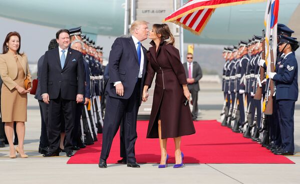 دونالد ترامپ، رئیس جمهور آمریکا و ملانیا همسرش در فرودگاه سئول - اسپوتنیک ایران  