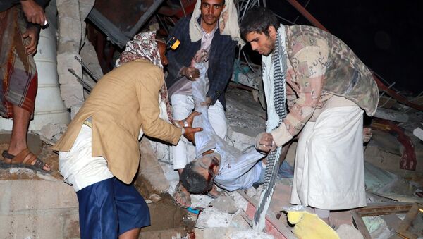 Мужчины вытаскивают тело погибшего из-под обломков после авиаударов в городе Саада, Йемен - اسپوتنیک ایران  