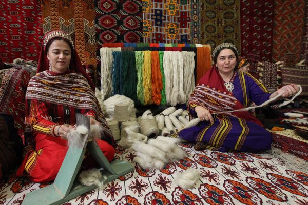 غرفه تولید فرش در  نمایشگاه  دستاوردهای اقتصادی  ترکمنستان در عشق آباد - اسپوتنیک ایران  