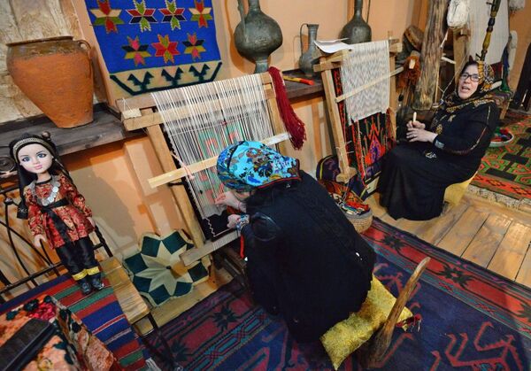 زنان در حال فرشبافی در  روستای « خونزاخ» داغستان - اسپوتنیک ایران  