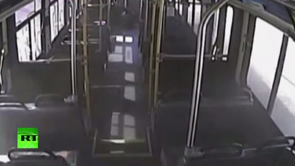 در آمریکا، مسافران اتوبوس یک ثانیه قبل از  تصادم با قطار از  آن بیرون پریدند. - اسپوتنیک ایران  