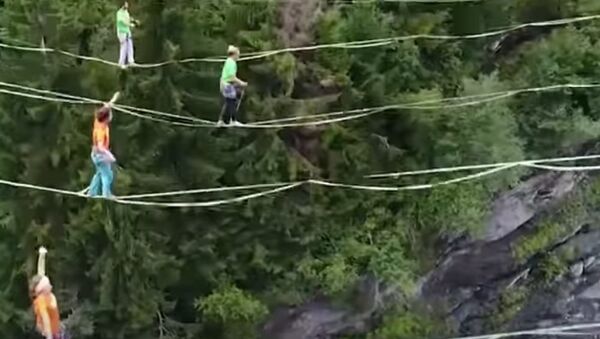 Athletes Perform Tricks On Ropes Above An Abyss - اسپوتنیک ایران  