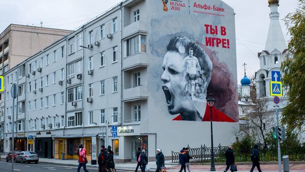 ظاهر شدن نقاشی های دیواری درباره  فوتبال در روی ساختمان های مسکو به مناسبت جام جهانی 2018 - اسپوتنیک ایران  